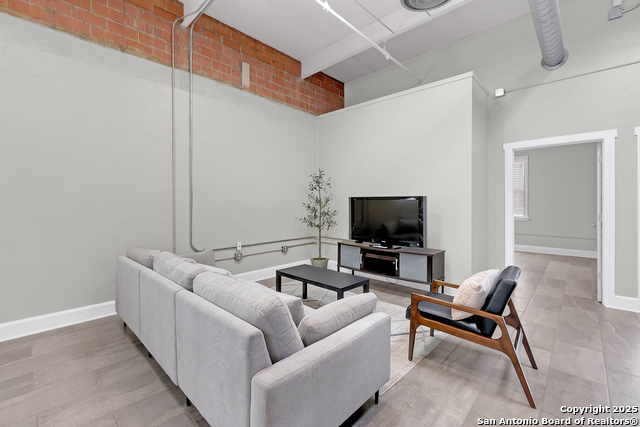 Image 5 of 26 For 3363 Commerce St E 101