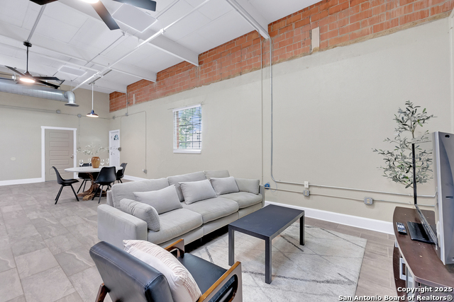 Image 6 of 26 For 3363 Commerce St E 101