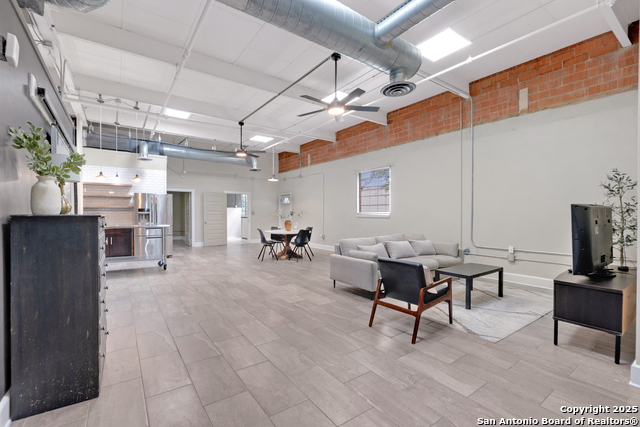 Image 7 of 26 For 3363 Commerce St E 101