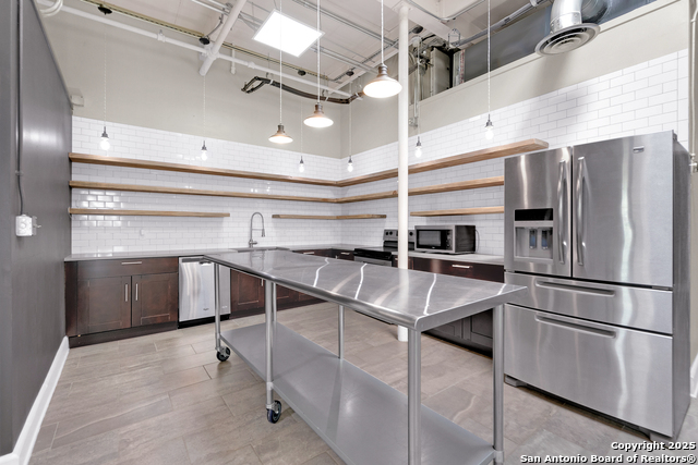 Image 9 of 26 For 3363 Commerce St E 101