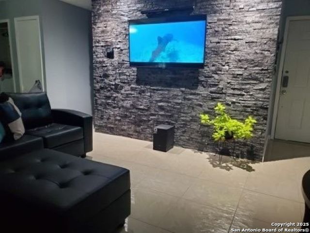 Image 4 of 26 For 6827 Maple Springs