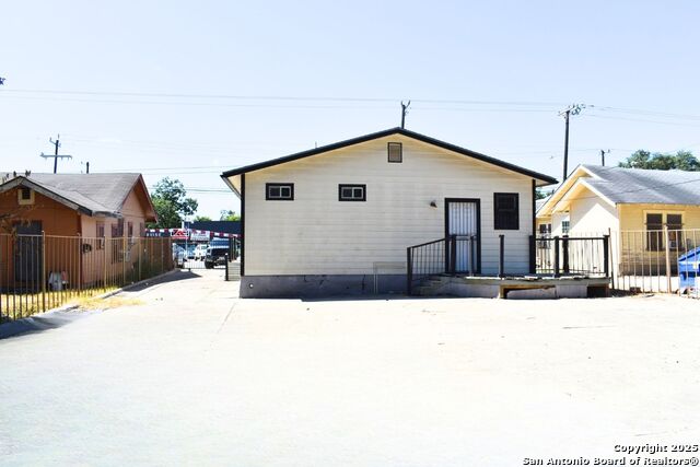 Image 7 of 8 For 1015 Hildebrand Ave W