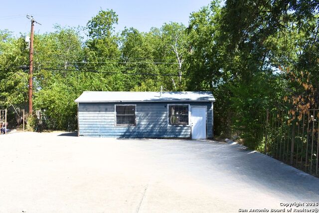 Image 8 of 8 For 1015 Hildebrand Ave W