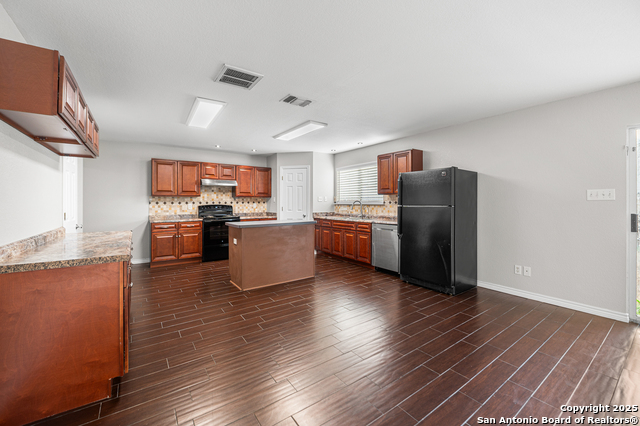 Listing photo id 8 for 8815 Mission Mdw