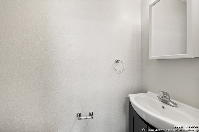 Listing photo id 11 for 8815 Mission Mdw