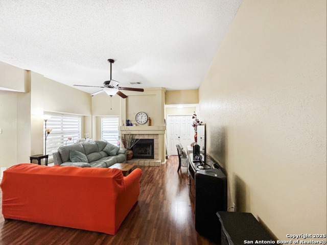 Listing photo id 2 for 9211 Deer Vlg