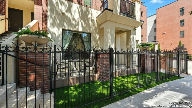 Details for 215 Center  109, San Antonio, TX 78202