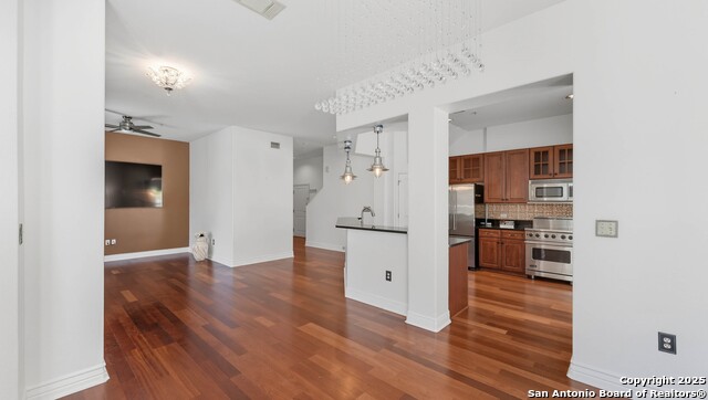 Listing photo id 10 for 215 Center  109