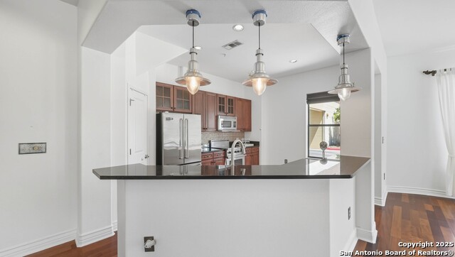 Listing photo id 11 for 215 Center  109