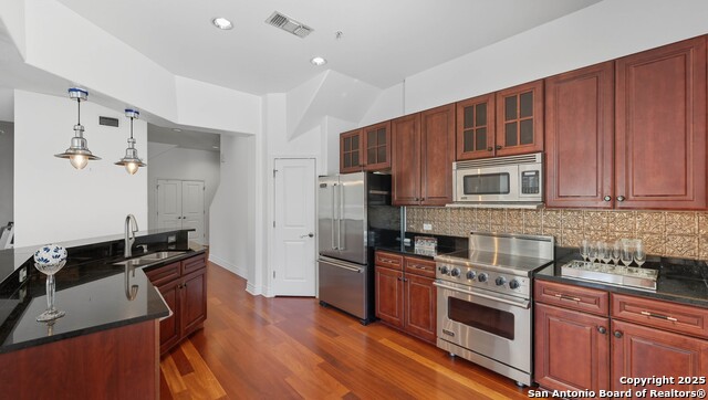 Listing photo id 13 for 215 Center  109