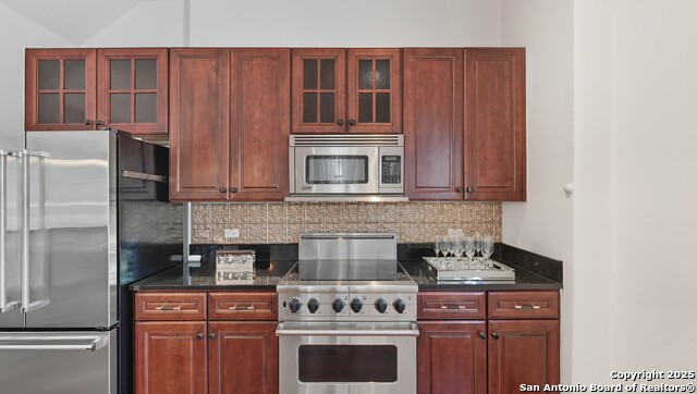 Listing photo id 14 for 215 Center  109