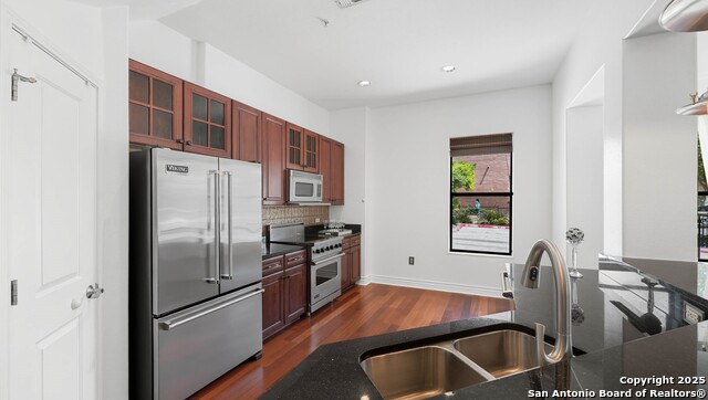 Listing photo id 15 for 215 Center  109