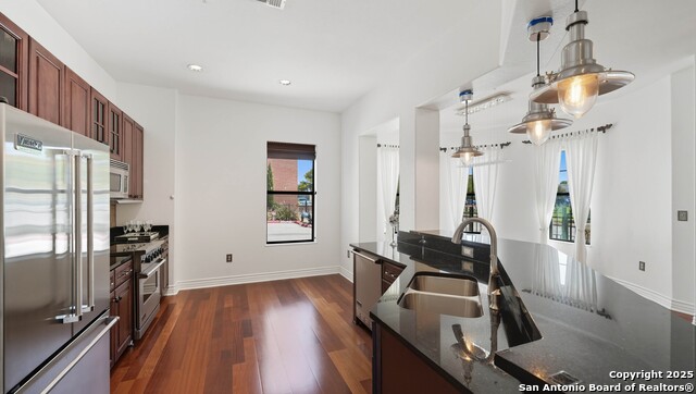 Listing photo id 16 for 215 Center  109