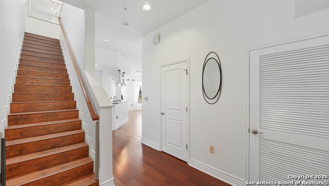 Listing photo id 18 for 215 Center  109