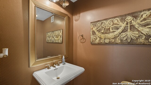 Listing photo id 19 for 215 Center  109