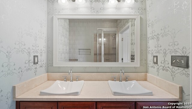 Listing photo id 25 for 215 Center  109