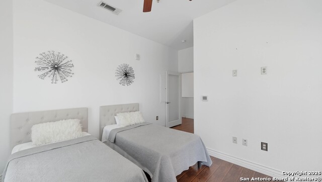 Listing photo id 32 for 215 Center  109