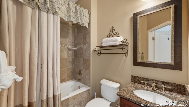 Listing photo id 33 for 215 Center  109