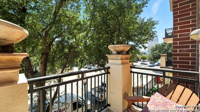 Listing photo id 34 for 215 Center  109