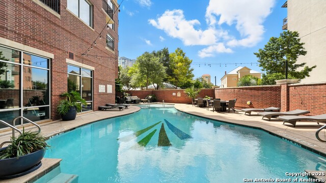 Listing photo id 36 for 215 Center  109