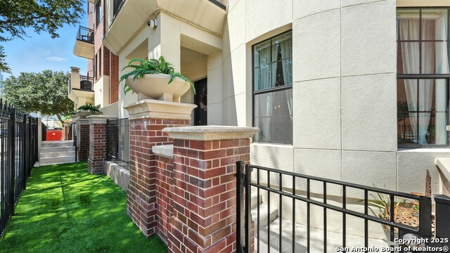 Listing photo id 2 for 215 Center  109