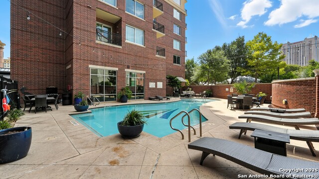 Listing photo id 38 for 215 Center  109