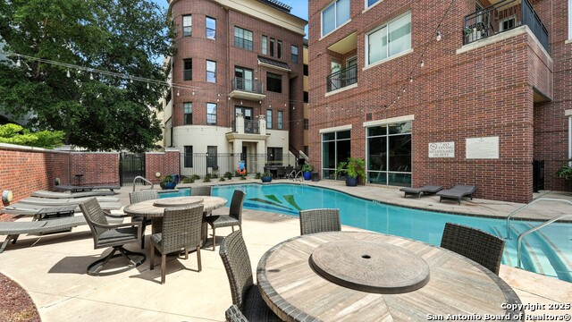 Listing photo id 39 for 215 Center  109