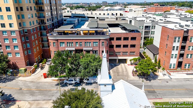 Listing photo id 47 for 215 Center  109