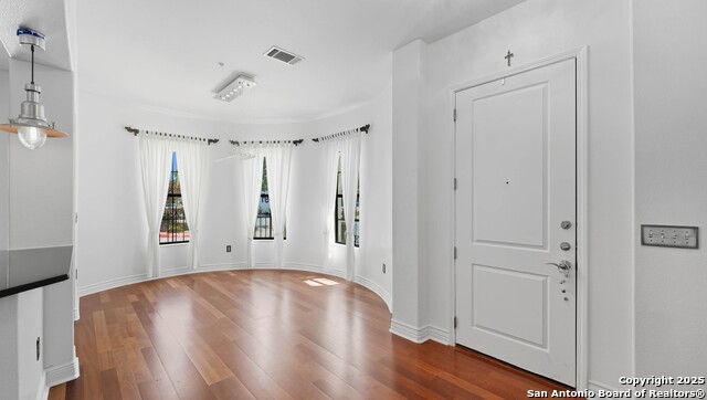 Listing photo id 3 for 215 Center  109