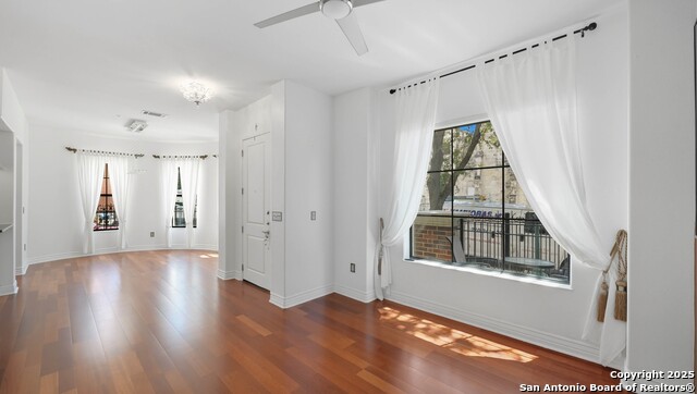 Listing photo id 5 for 215 Center  109