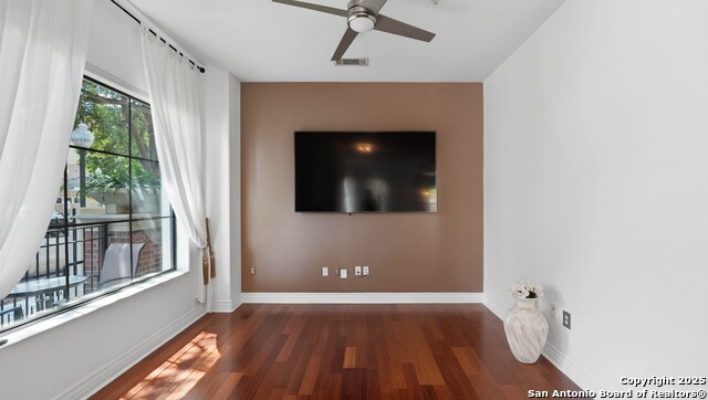 Listing photo id 7 for 215 Center  109