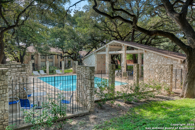 Image 21 of 24 For 11303 Vance Jackson  L2