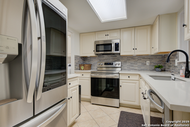 Image 7 of 24 For 11303 Vance Jackson  L2