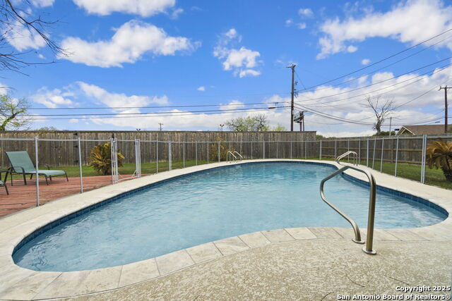 Listing photo id 1 for 116 Gardenview S