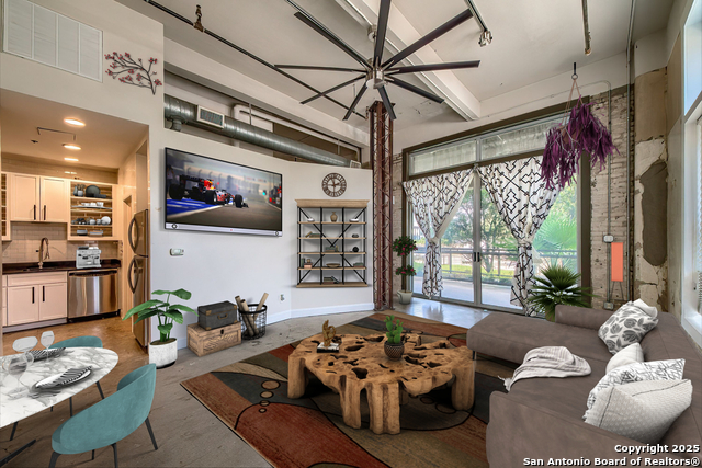 Listing photo id 11 for 831 Flores St S 2101