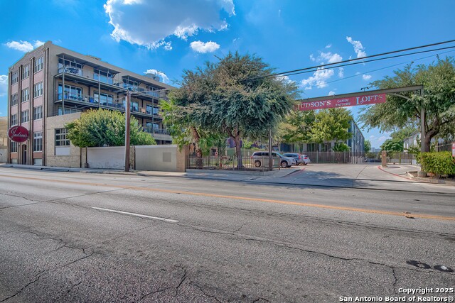 Listing photo id 0 for 831 Flores St S 2101