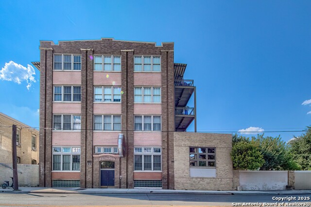 Listing photo id 1 for 831 Flores St S 2101