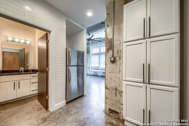 Listing photo id 3 for 831 Flores St S 2101