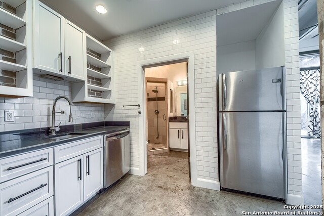Listing photo id 6 for 831 Flores St S 2101