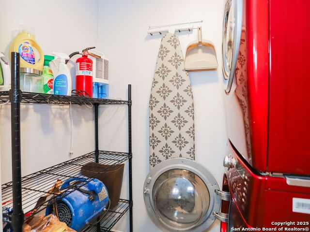 Listing photo id 12 for 425 Parland Place  423