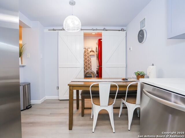 Listing photo id 13 for 425 Parland Place  423