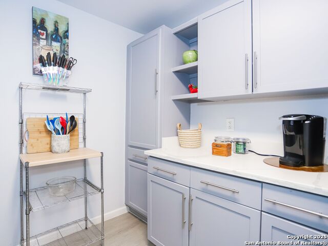 Listing photo id 14 for 425 Parland Place  423