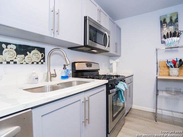 Listing photo id 15 for 425 Parland Place  423