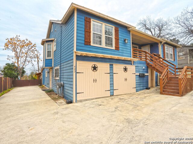 Listing photo id 0 for 425 Parland Place  423