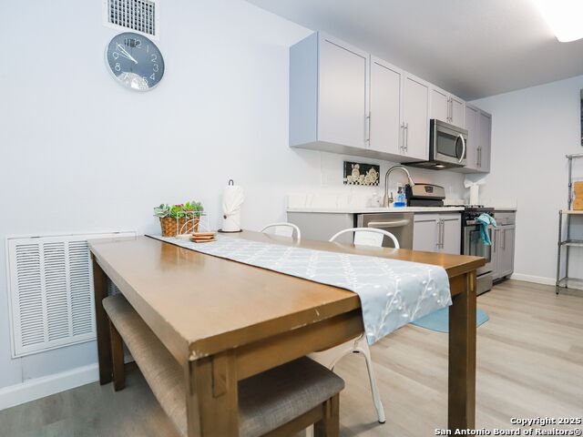 Listing photo id 18 for 425 Parland Place  423