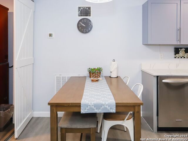Listing photo id 19 for 425 Parland Place  423
