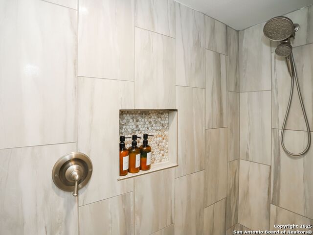 Listing photo id 24 for 425 Parland Place  423