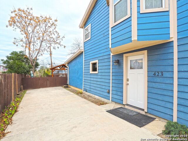 Listing photo id 1 for 425 Parland Place  423