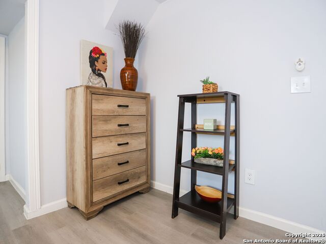 Listing photo id 30 for 425 Parland Place  423