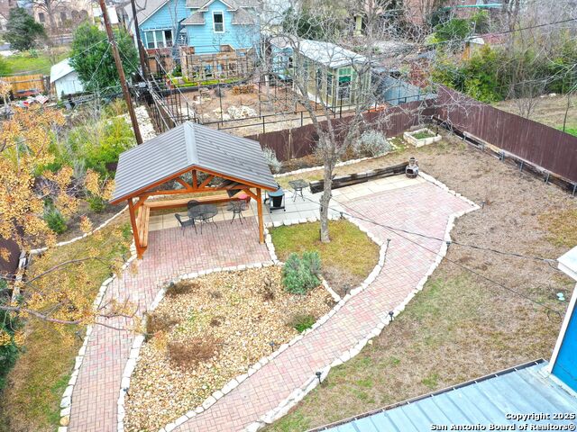 Listing photo id 33 for 425 Parland Place  423